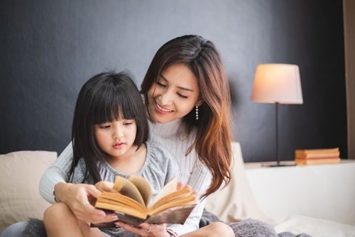 Manfaat Menakjubkan Dibalik Bacaan Dongeng untuk Si Kecil
