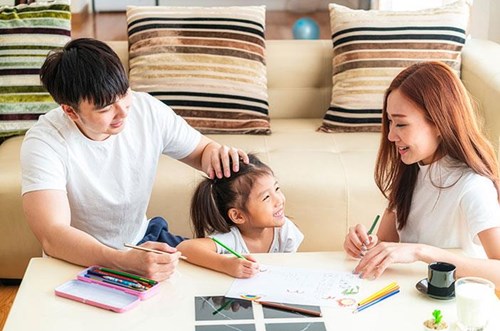 5 Alasan Penting Mengapa Orang tua Tak Perlu Membantu Anak Mengerjakan PR