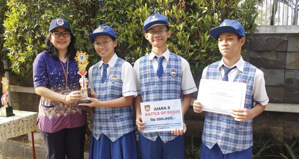 Sally Angeline, Vincent Briant, Gladwin Panjaitan meraih Juara 3 Batle of Brain Exuberant SMAK PENABUR Kota Jababeka