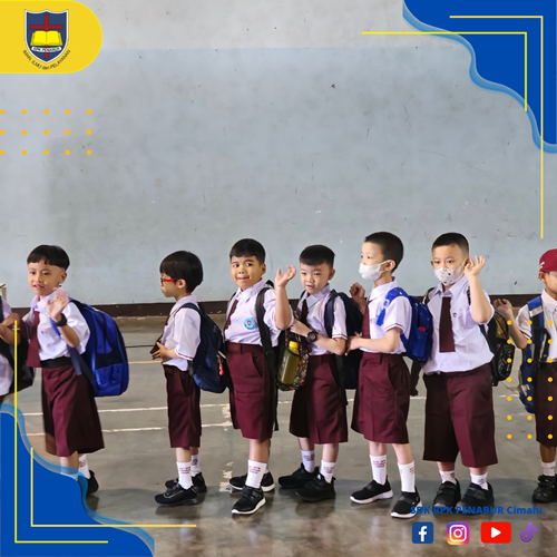 Siswa-siswi Kelas 1 siap memasuki kelas