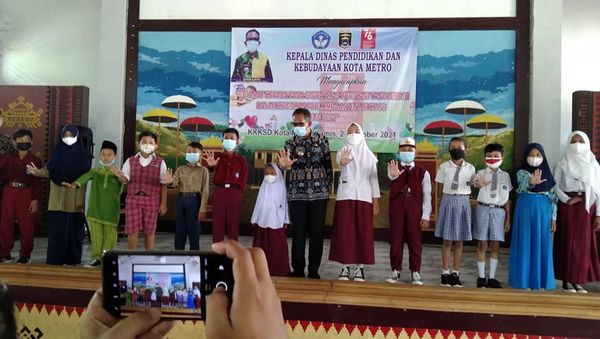 Penyerahan Pemenang Lomba dalam Rangka HUT RI 76 oleh Dinas Pendidikan Kota Metro Generasi BEST BPK PENABUR METRO