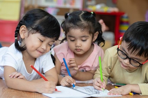 5 Kegiatan Seru Membantu Anak Belajar Menulis Jadi Lebih Menyenangkan