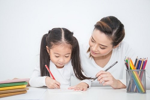 Perlukah Mengajari Anak Menulis dengan Tangan saat Sekolah Online?
