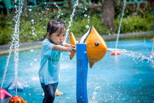 Perlu Diketahui, Ini Loh 7 Manfaat Bermain Air untuk Anak