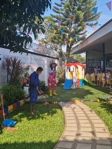 Tukang kebun sekolah menjelaskan cara merawat tanaman