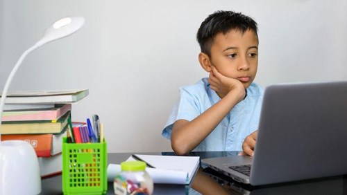 7 Tahapan Melatih Kemandirian Anak Selama Bersekolah Online