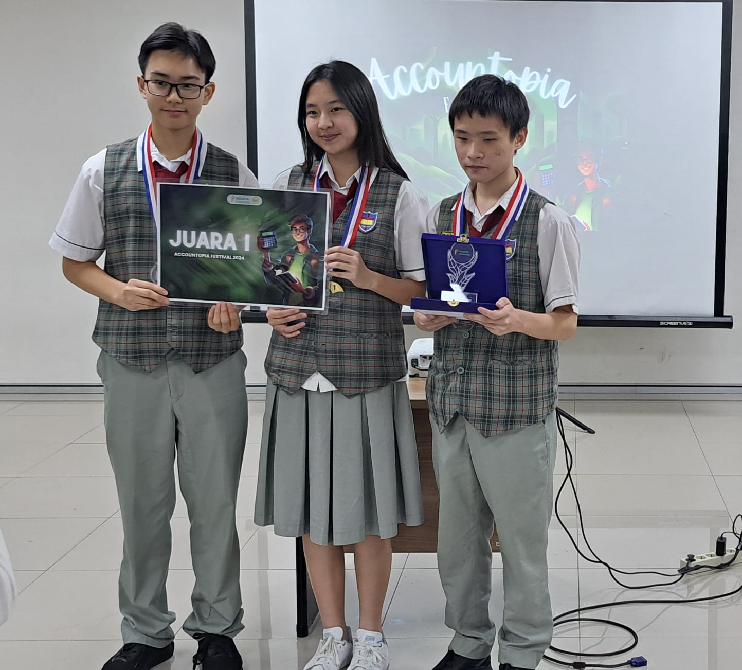 Prestasi Peserta Didik SMAK 1 PENABUR JAKARTA Meraih Prestasi Juara 1 dalam Lomba Akuntansi Universitas Pradita Accountopia